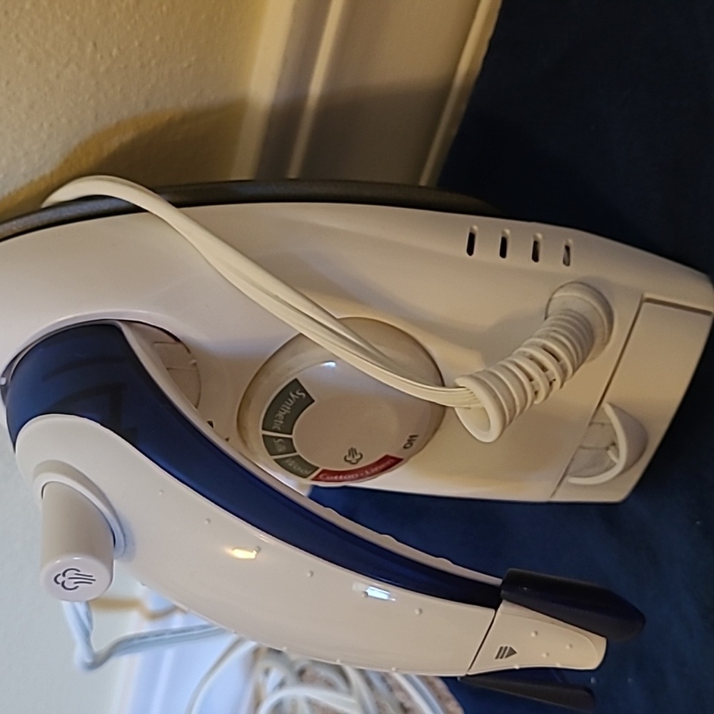 Sunbeam Travel Iron Model # 3932 - Picture 3 of 5